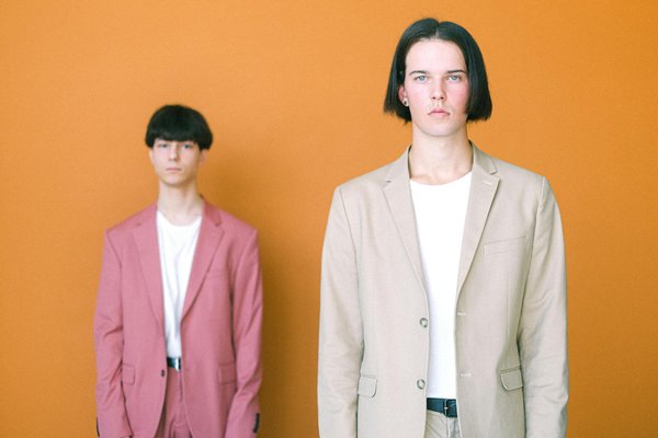 Quels accessoires peuvent transformer une tenue simple ?